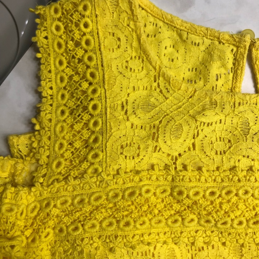 PROJECT RUNWAY Buttercup Cold Shoulder Top (S) - Picture 3 of 6